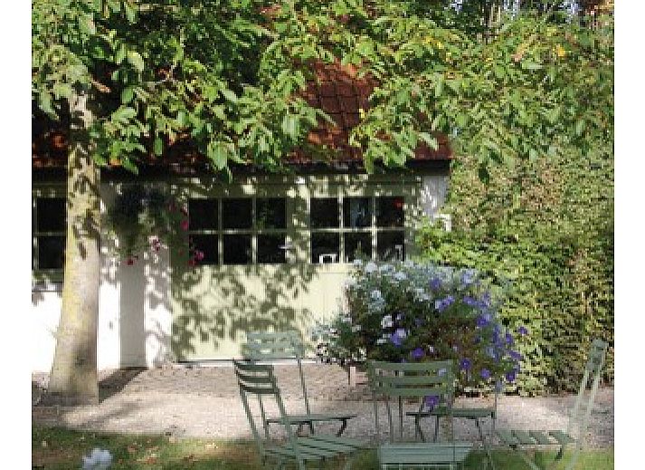 Charming vacation home BOMLOZE PUT in Sint-Laureins, Belgium with a rustic roof and surrounded by greenery.