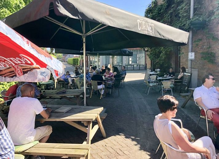 Modern bathroom with skylight at B&B 't Mjeels Pierke in Meerle, Antwerp.