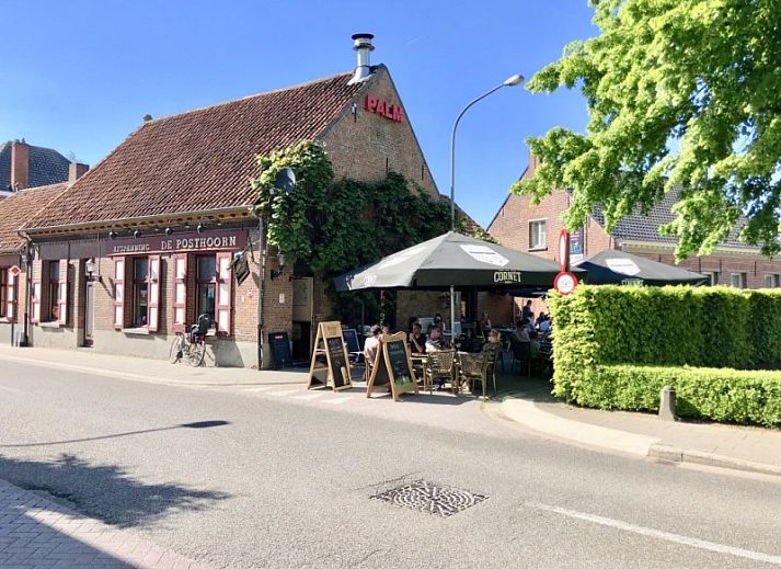 Modern bathroom with skylight at B&B 't Mjeels Pierke in Meerle, Antwerp.