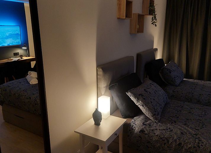 Cozy dining area in B&B Viator Tongeren, Belgium with inviting atmosphere and modern decor.