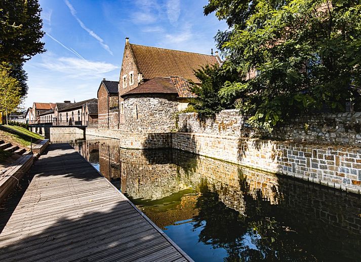 Bedroom in B&B Viator Tongeren, Limburg with comfortable bed and atmospheric lighting.