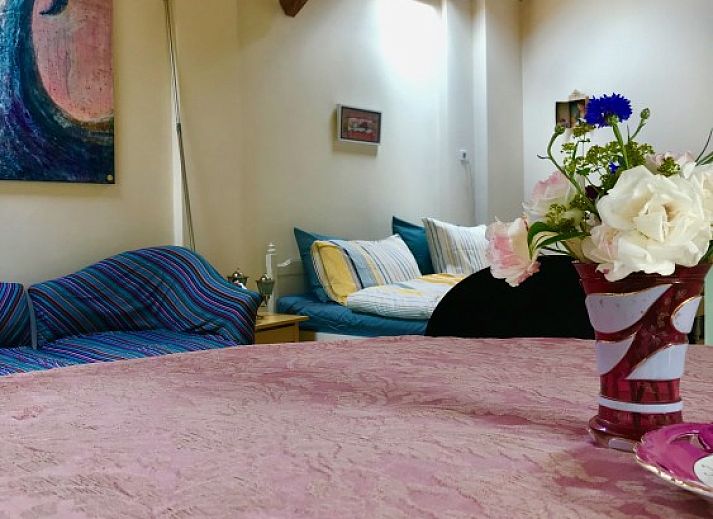 Stay with the artist bed and breakfast in Teuven, Limburg, met charmante buitenkant en bloementuin.