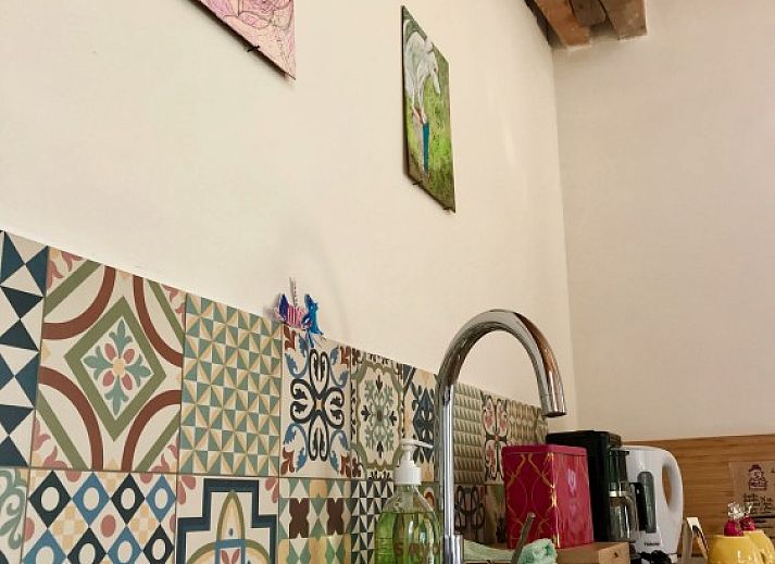 Stay with the artist bed and breakfast in Teuven, Limburg, met charmante buitenkant en bloementuin.