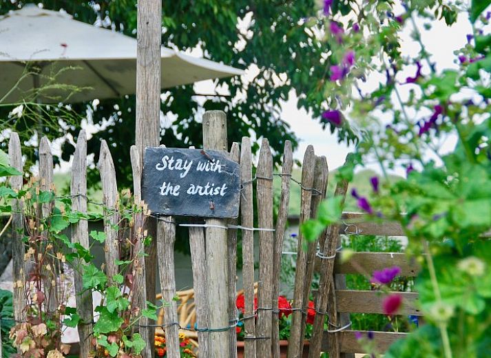 Stay with the artist bed and breakfast in Teuven, Limburg, met charmante buitenkant en bloementuin.