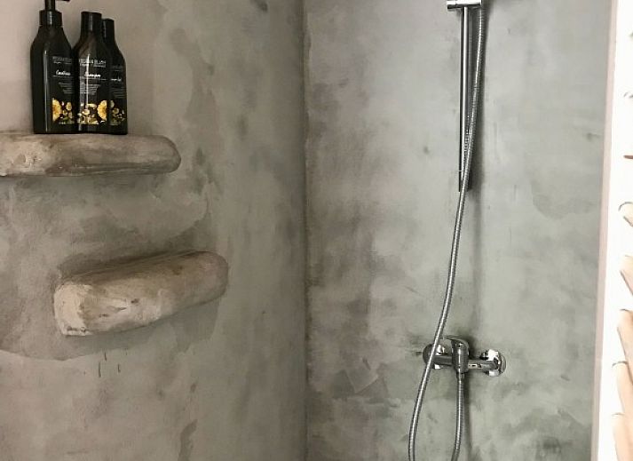 Stay with the artist bed and breakfast in Teuven, Limburg, met charmante buitenkant en bloementuin.