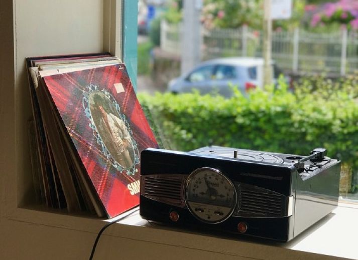 Gezellige binnenruimte van Stay with the artist B&B in Teuven, Limburg, met kunstwerken en houten plafond.