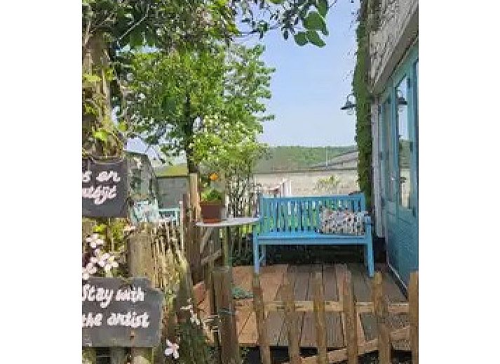 Gezellige binnenruimte van Stay with the artist B&B in Teuven, Limburg, met kunstwerken en houten plafond.