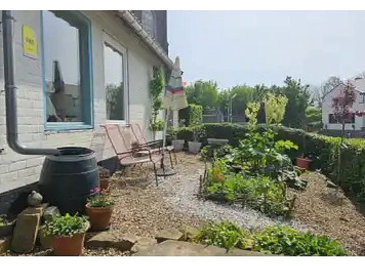 Gezellige binnenruimte van Stay with the artist B&B in Teuven, Limburg, met kunstwerken en houten plafond.