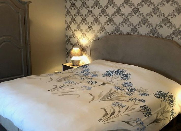 Gezellige slaapkamer in B&B Het Vuchterhof, Maasmechelen, Limburg, Belgie. Comfortabel verblijf met stijlvolle inrichting.