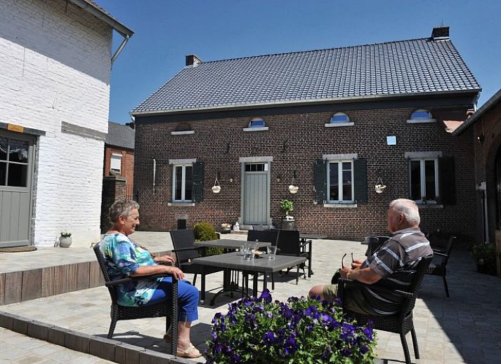 Ruime slaapkamer met luxe bed in B&B Het Vuchterhof, Maasmechelen, Limburg. Ideaal voor ontspanning en rust.