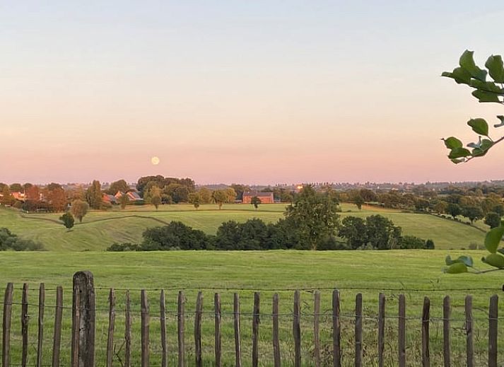 Charmant Huisje in Aubel, bed and breakfast in de Ardennen, Belgie, met groene tuin en rustieke bakstenen gevel.