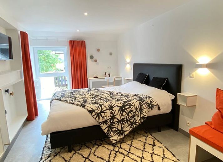 Charmant Huisje in Aubel, bed and breakfast in de Ardennen, Belgie, met groene tuin en rustieke bakstenen gevel.