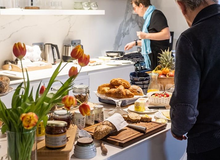 Charmant Huisje in Aubel, bed and breakfast in de Ardennen, Belgie, met groene tuin en rustieke bakstenen gevel.