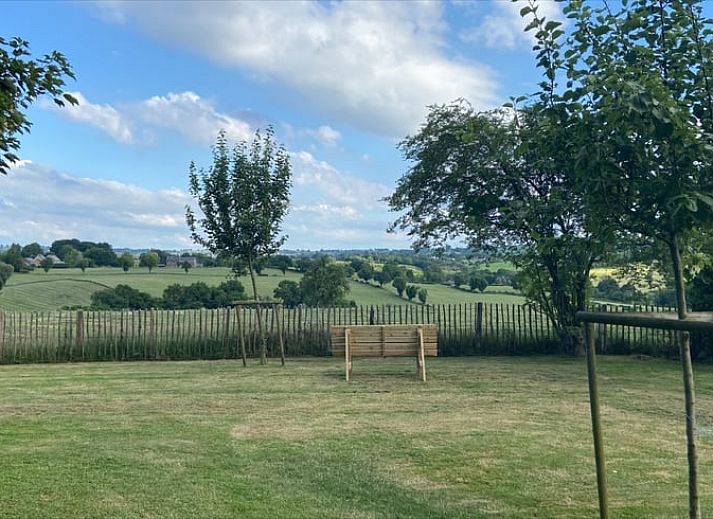 Charmant Huisje in Aubel, bed and breakfast in de Ardennen, Belgie, met groene tuin en rustieke bakstenen gevel.