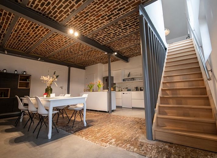 Adembenemend uitzicht op de omgeving van Huisje in Aubel, bed and breakfast in de Ardennen, met glooiende heuvels bij zonsondergang.