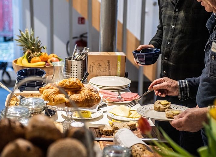 Adembenemend uitzicht op de omgeving van Huisje in Aubel, bed and breakfast in de Ardennen, met glooiende heuvels bij zonsondergang.