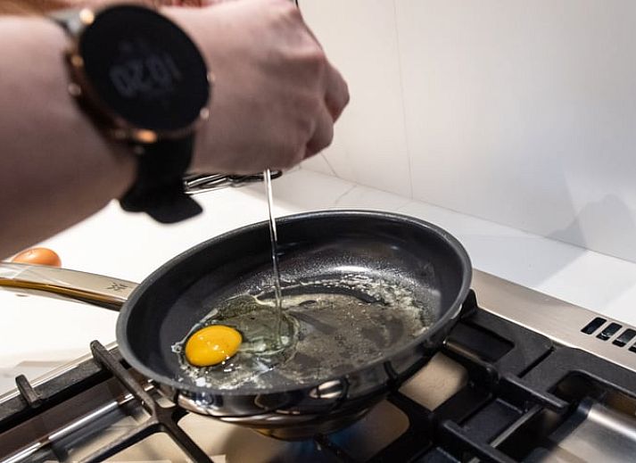 Adembenemend uitzicht op de omgeving van Huisje in Aubel, bed and breakfast in de Ardennen, met glooiende heuvels bij zonsondergang.