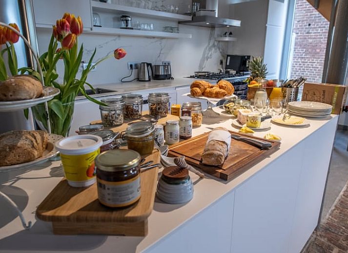 Adembenemend uitzicht op de omgeving van Huisje in Aubel, bed and breakfast in de Ardennen, met glooiende heuvels bij zonsondergang.
