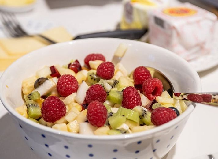 Comfortabele slaapkamer in Huisje in Aubel, bed and breakfast in de Ardennen, met modern interieur en natuurlijk licht.