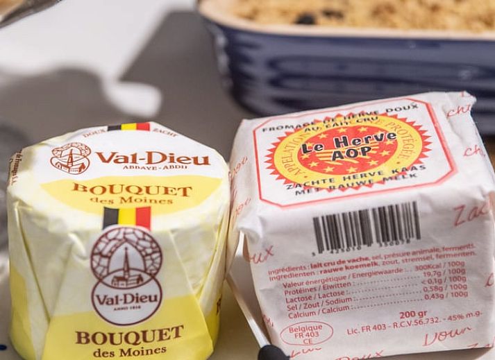 Comfortabele slaapkamer in Huisje in Aubel, bed and breakfast in de Ardennen, met modern interieur en natuurlijk licht.