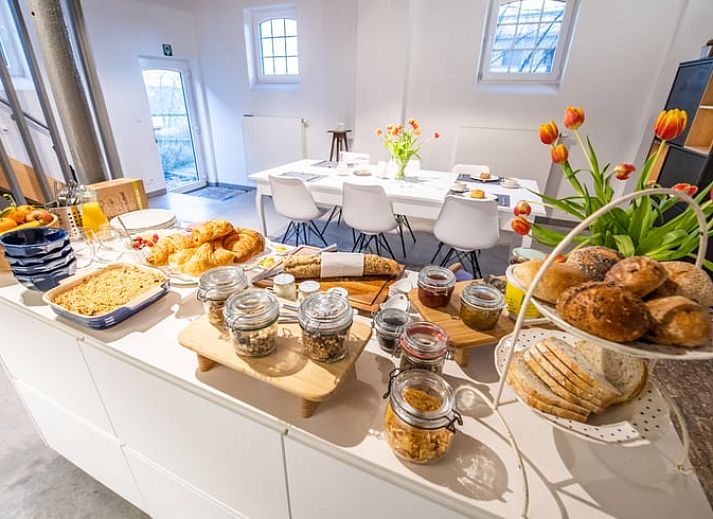 Comfortabele slaapkamer in Huisje in Aubel, bed and breakfast in de Ardennen, met modern interieur en natuurlijk licht.