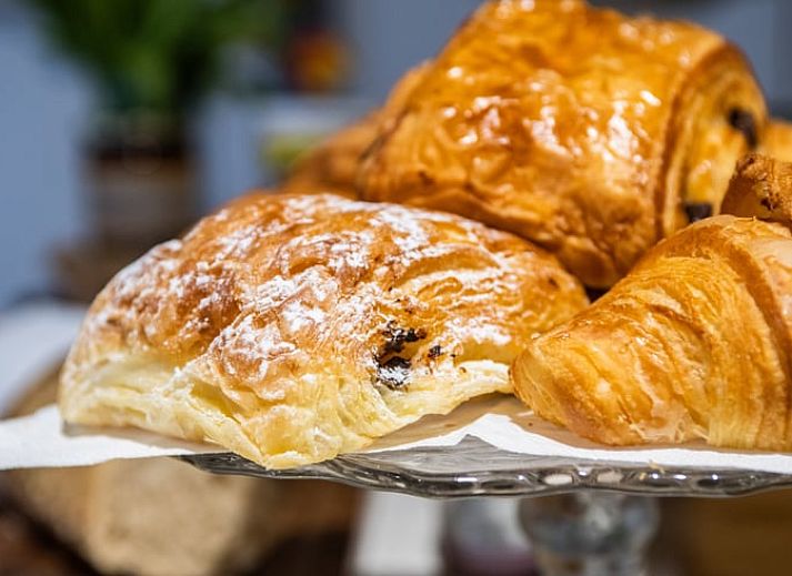 Comfortabele slaapkamer in Huisje in Aubel, bed and breakfast in de Ardennen, met modern interieur en natuurlijk licht.