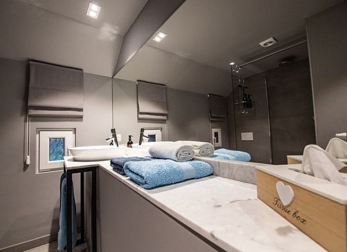 Heerlijk ontbijt in Huisje in Aubel, bed and breakfast in de Ardennen, met versgebakken broodjes en lokale producten.