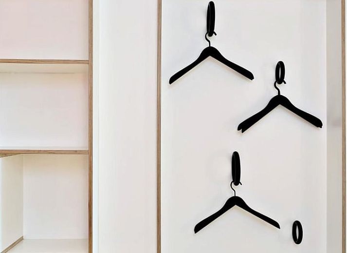 Heerlijk ontbijt in Huisje in Aubel, bed and breakfast in de Ardennen, met versgebakken broodjes en lokale producten.