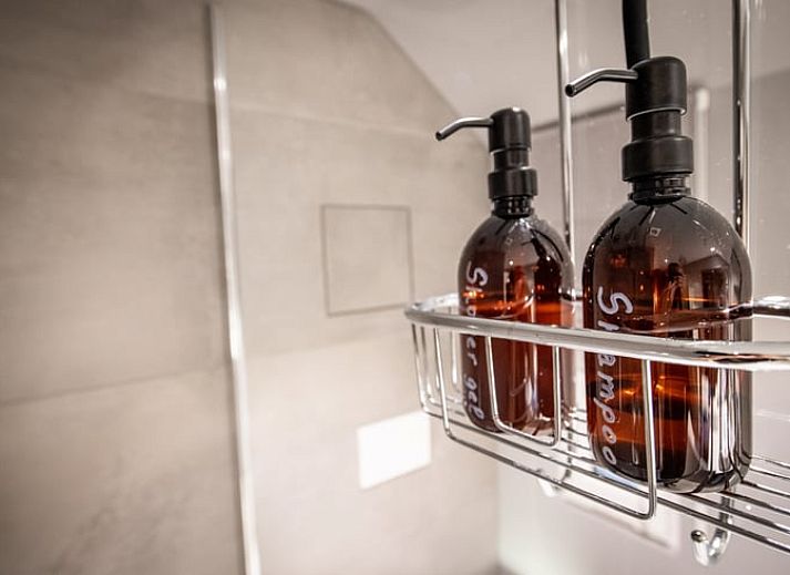 Heerlijk ontbijt in Huisje in Aubel, bed and breakfast in de Ardennen, met versgebakken broodjes en lokale producten.