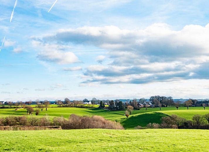 Heerlijk ontbijt in Huisje in Aubel, bed and breakfast in de Ardennen, met versgebakken broodjes en lokale producten.
