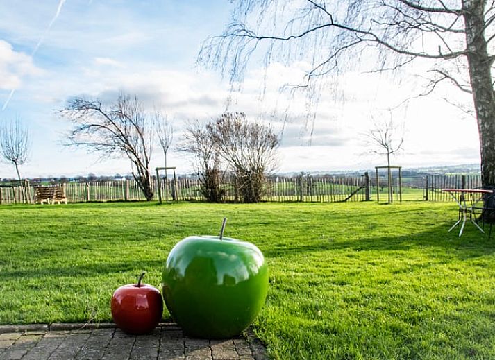 Prachtig uitzicht op de natuur vanuit de tuin van Huisje in Aubel, bed and breakfast in de Ardennen, met weidse groene velden.