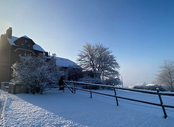 Prachtig uitzicht op de natuur vanuit de tuin van Huisje in Aubel, bed and breakfast in de Ardennen, met weidse groene velden.