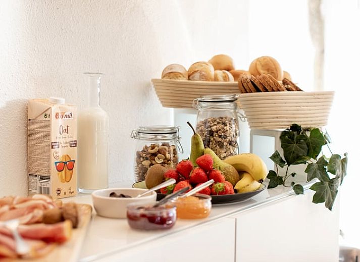 Gezellige slaapkamer in Vakantiehuisje in Stoumont, Ardennen, met rustieke houten balken en comfortabele inrichting.