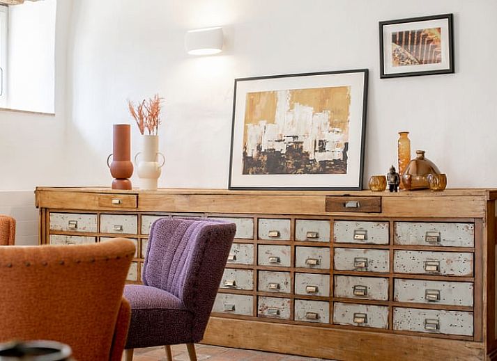 Gezellige slaapkamer in Vakantiehuisje in Stoumont, Ardennen, met rustieke houten balken en comfortabele inrichting.