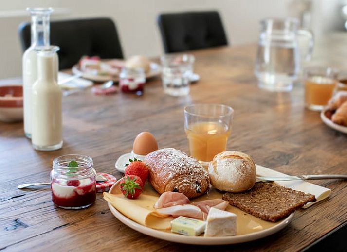 Moderne badkamer in Vakantiehuisje in Stoumont, Ardennen, met stijlvolle tegels en dubbele wastafels.