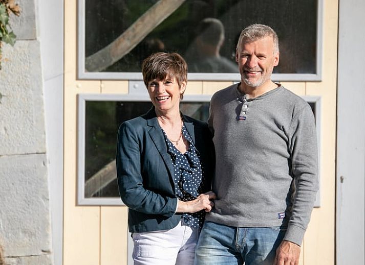 Moderne badkamer in Vakantiehuisje in Stoumont, Ardennen, met stijlvolle tegels en dubbele wastafels.