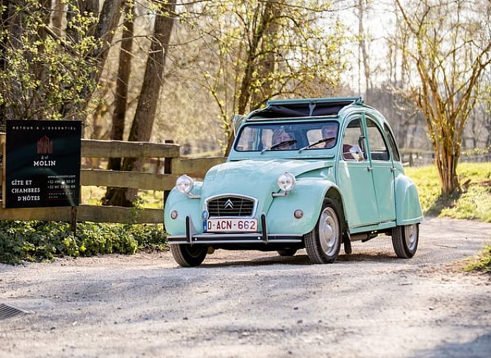Moderne badkamer in Vakantiehuisje in Stoumont, Ardennen, met stijlvolle tegels en dubbele wastafels.