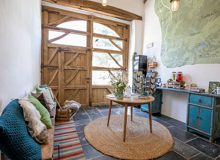 Moderne badkamer in Vakantiehuisje in Stoumont, Ardennen, met stijlvolle tegels en dubbele wastafels.
