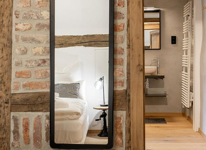 Moderne badkamer in Vakantiehuisje in Stoumont, Ardennen, met stijlvolle tegels en dubbele wastafels.