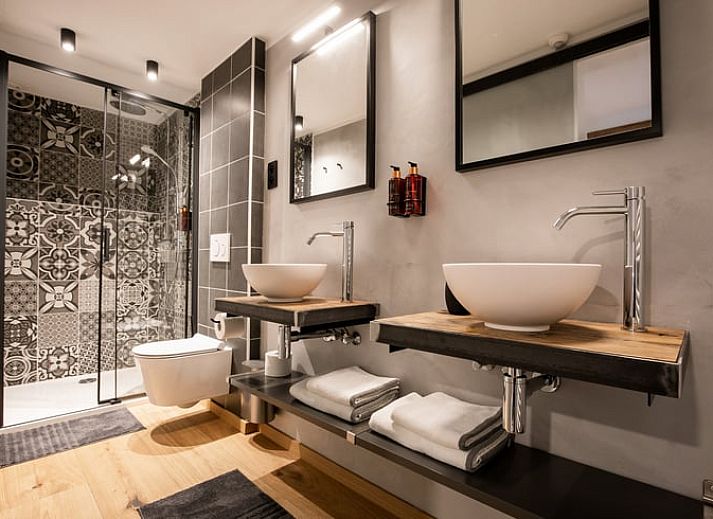 Uitgebreid ontbijtbuffet met vers fruit en broodjes in Vakantiehuisje in Stoumont, Ardennen.