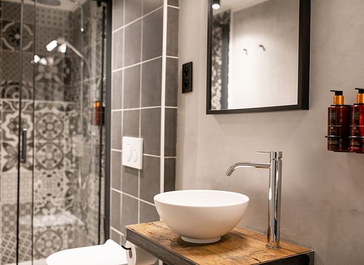 Verfrissende drankenhoek met huisgemaakte limonade in Vakantiehuisje in Stoumont, Ardennen.