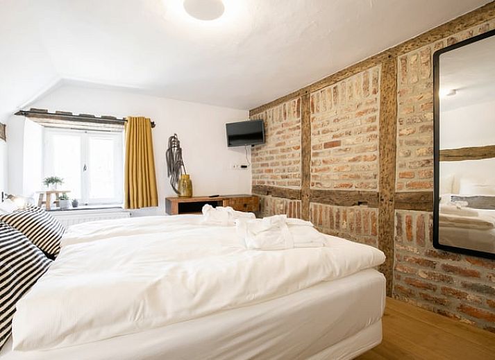 Sfeervolle zithoek met kunst en vintage meubels in Vakantiehuisje in Stoumont, Ardennen.