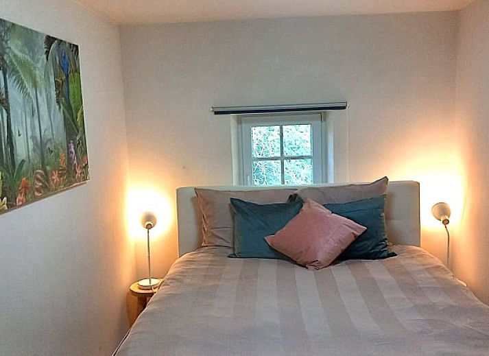 Die Fruehstueckspension Le Grand Jardin in Neufchateau in den Ardennen bietet einen charmanten Aussenbereich mit bluehenden Baeumen und einer einladenden Atmosphaere.