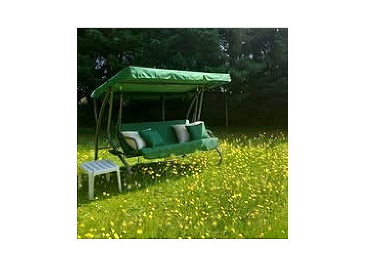 Geniessen Sie den ruhigen Garten von Le Grand Jardin, Bed & Breakfast in Neufchateau, mit grosszuegigen Sitzgelegenheiten und gruener Umgebung.