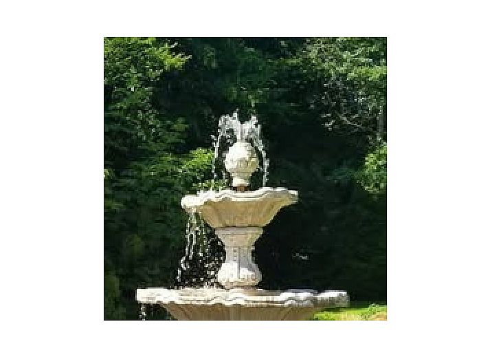 Geniessen Sie den ruhigen Garten von Le Grand Jardin, Bed & Breakfast in Neufchateau, mit grosszuegigen Sitzgelegenheiten und gruener Umgebung.