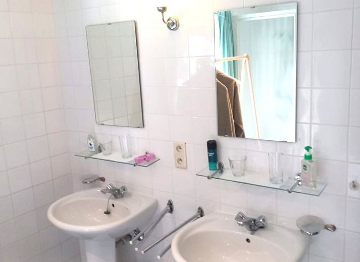 Geniessen Sie den ruhigen Garten von Le Grand Jardin, Bed & Breakfast in Neufchateau, mit grosszuegigen Sitzgelegenheiten und gruener Umgebung.