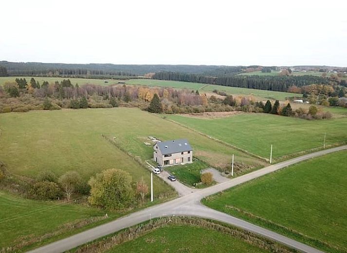 Gezellige slaapkamer in Huisje in Tailles, bed and breakfast in de Ardennen, Belgie, met uitzicht op de natuur.