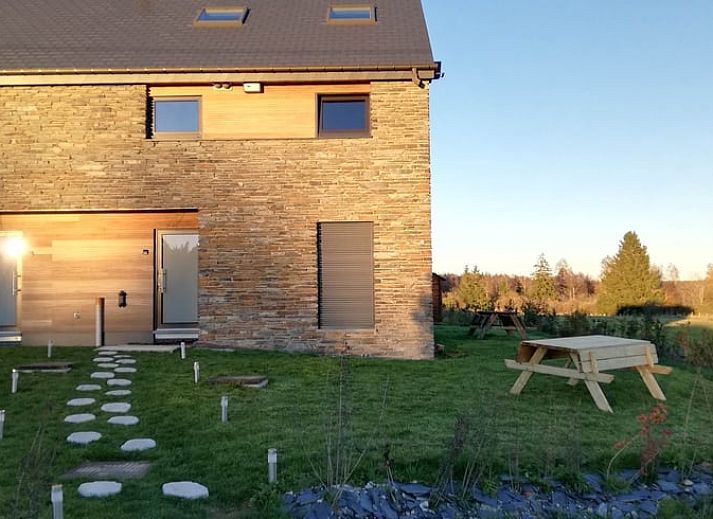 Sfeervolle slaapkamer in Huisje in Tailles, bed and breakfast in de Ardennen, Belgie met uitzicht op de groene omgeving.