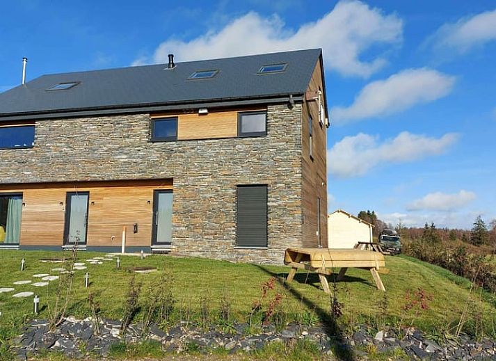 Sfeervolle slaapkamer in Huisje in Tailles, bed and breakfast in de Ardennen, Belgie met uitzicht op de groene omgeving.