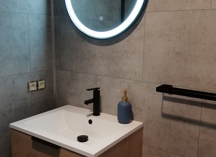 Buitenkant van Huisje in Tailles, charmante bed and breakfast in Tailles, Ardennen, met stenen gevel en picknicktafel.